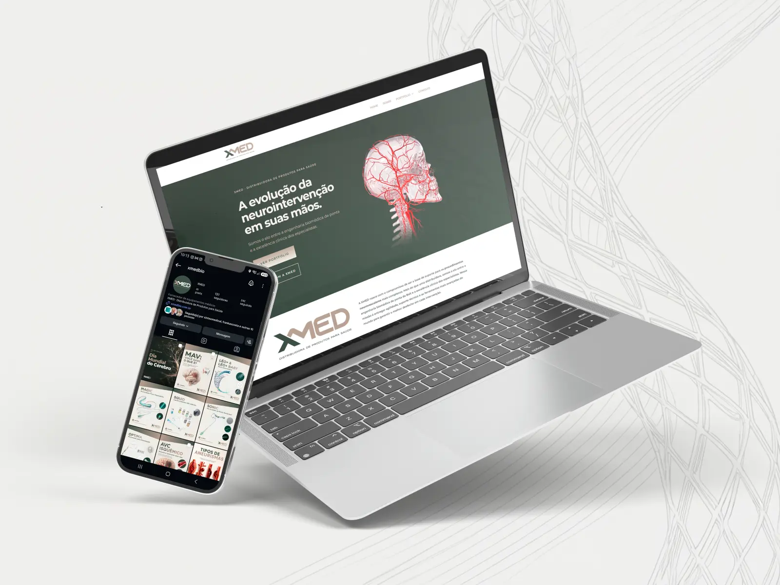 Mockup do website e do perfil de Instagram da XMED em notebook e smartphone